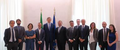 Firmati i contratti per diffondere la banda ultralarga negli istituti scolastici e nei presidi sanitari del Paese.