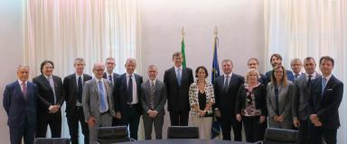 Firmati i primi contratti per diffondere e potenziare internet veloce e le reti mobili 5G