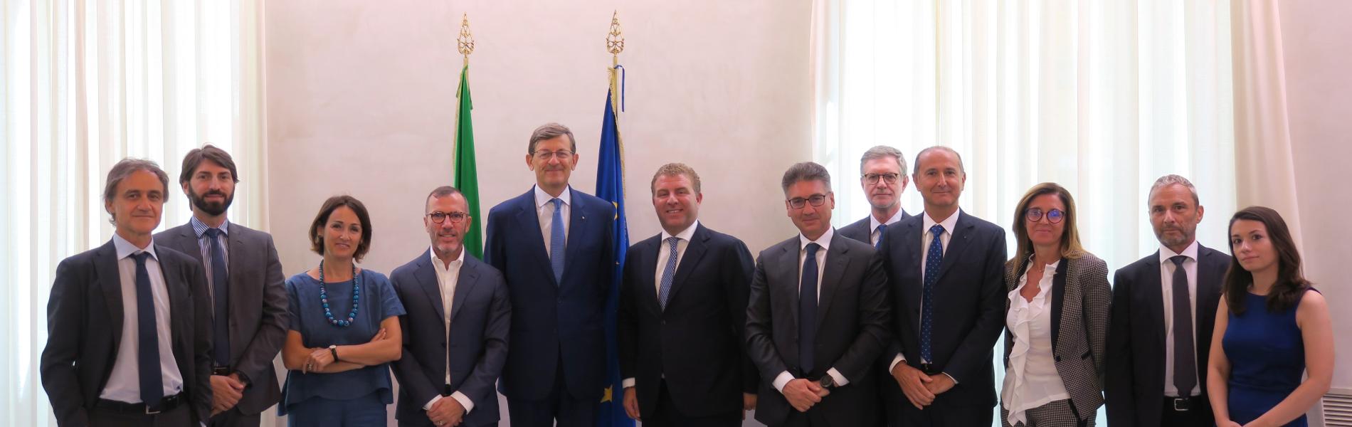 Firmati i contratti per diffondere la banda ultralarga negli istituti scolastici e nei presidi sanitari del Paese.